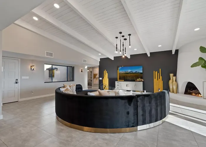 Catalina Clubhouse Pool Pickleball Basketball Court Holiday home Tucson